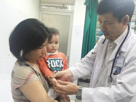 Bệnh Tay chân miệng – 3 triệu chứng sớm báo hiệu diễn biến nặng của bệnh